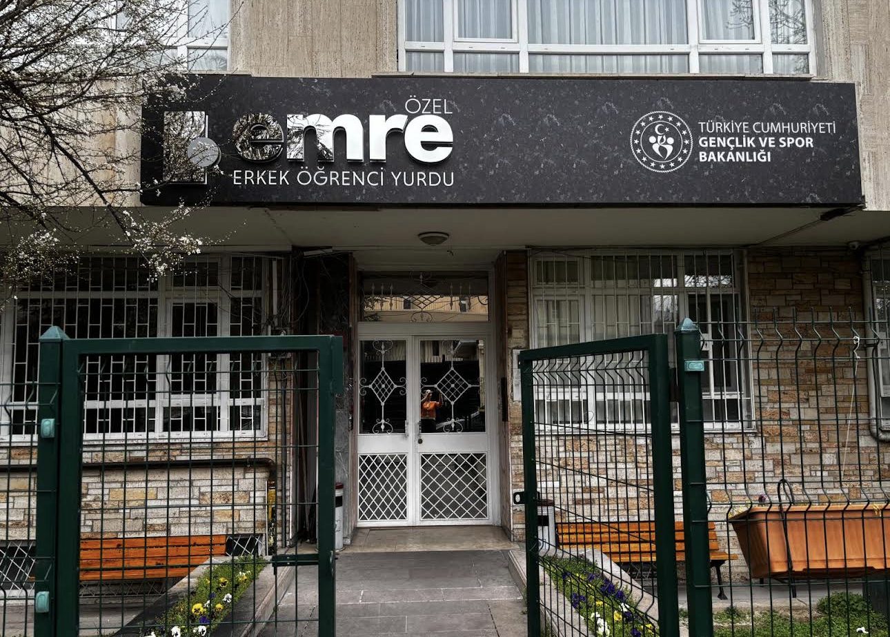 Özel Emre Erkek Öğrenci Yurdu binası ve girişi